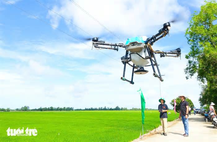 Nông dân miền Tây giờ 'lái' drone mần ruộng phà phà