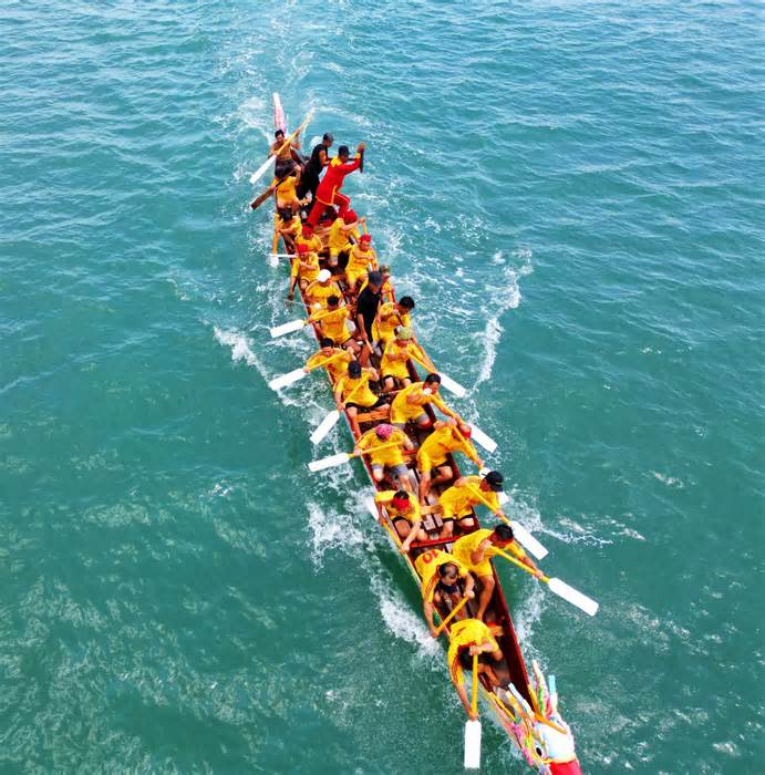 Hàng nghìn người đến xem lễ đua thuyền trên biển sau 30 năm gián đoạn ở Quảng Ngãi