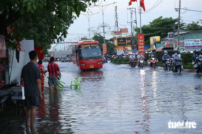 Tiền Giang: Nhiều tuyến đường, nhà cửa bị ngập do triều cường