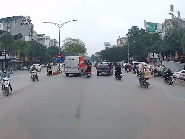 Hai ô tô rượt đuổi, chèn ép nhau trên phố Hà Nội: chuyển hồ sơ đến cơ quan điều tra