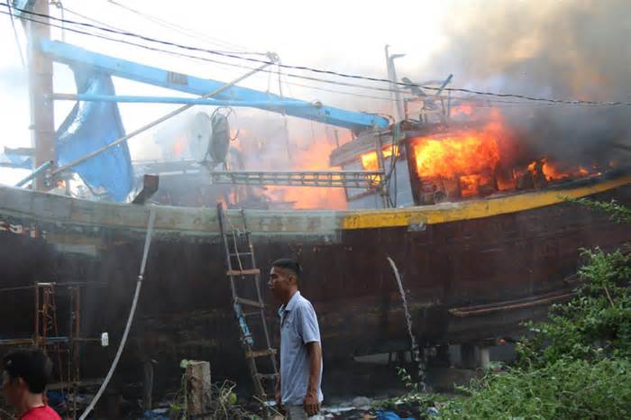 Khởi tố thợ hàn bất cẩn làm cháy 11 tàu cá ở Phan Thiết