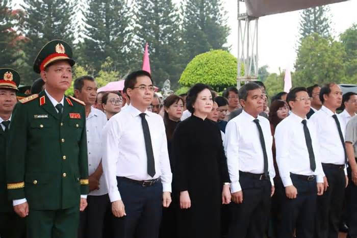 Nghẹn lòng lễ an táng 16 liệt sĩ quân tình nguyện hy sinh ở Lào và Campuchia