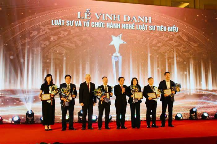 Liên đoàn luật sư Việt Nam vinh danh 18 cá nhân và tổ chức hành nghề tiêu biểu