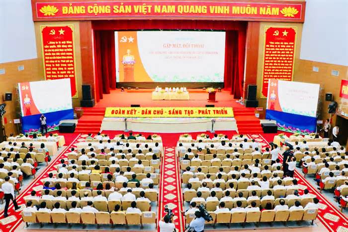 Bí thư Tỉnh ủy Nghệ An đối thoại với hơn 1.000 lãnh đạo cấp xã
