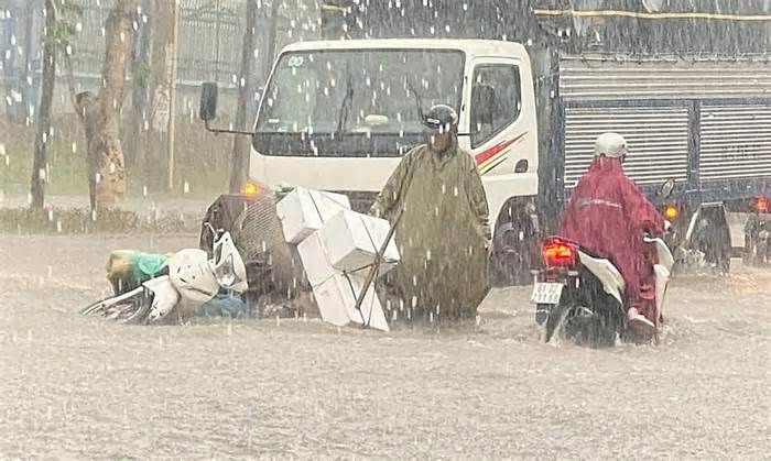 Đường phố Biên Hòa ngập nặng sau mưa lớn