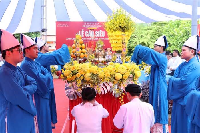 Tín đồ Cao Đài cầu siêu cho các liệt sĩ tại Công viên Lê Thị Riêng