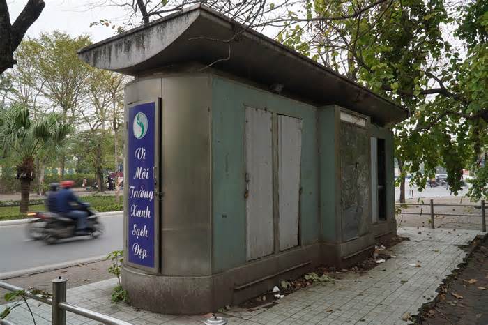 Hà Nội: Nhiều nhà vệ sinh công cộng xuống cấp trầm trọng