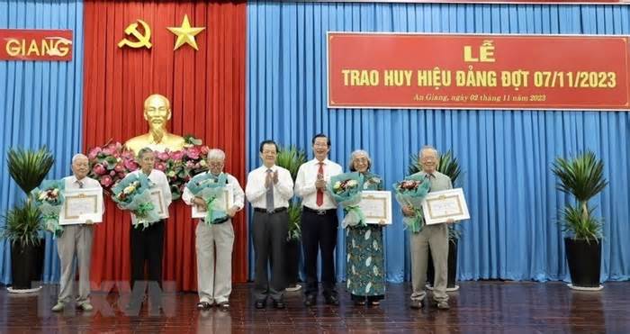 Tỉnh An Giang trao Huy hiệu Đảng tặng các đảng viên cao niên