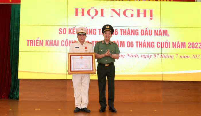 Thiếu tướng Đinh Văn Nơi và nhiều cấp tá được tặng huân chương, bằng khen