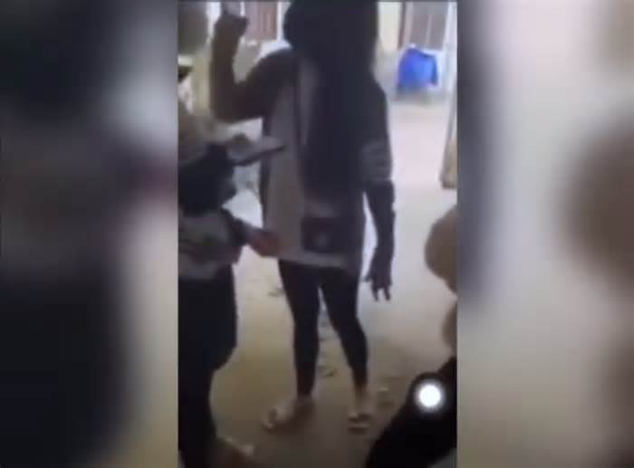 Nghệ An: Xôn xao clip nữ sinh bị đánh trong nhà gửi xe của trường