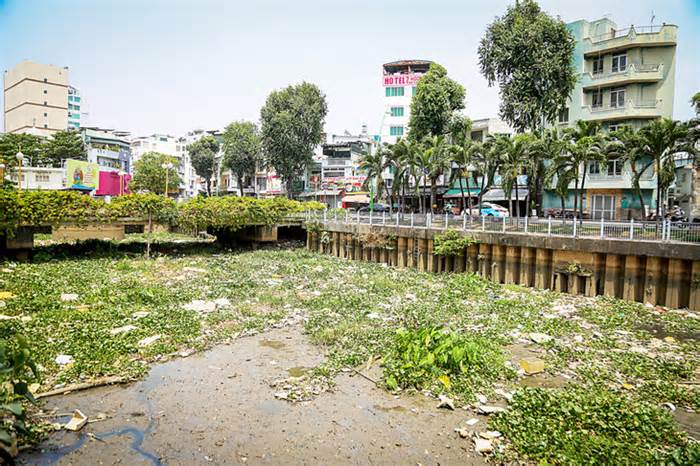 Rác dồn ứ trên kênh Nhiêu Lộc - Thị Nghè nhưng vẫn chờ ký hợp đồng thu gom