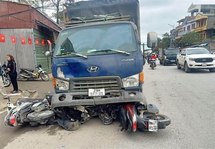 Hà Nội: Ô tô tải tông hàng loạt xe máy, một người tử vong