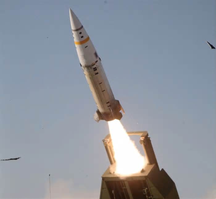 Ukraine sắp nhận tên lửa tầm xa ATACMS với tầm bắn trên 300km của Mỹ?
