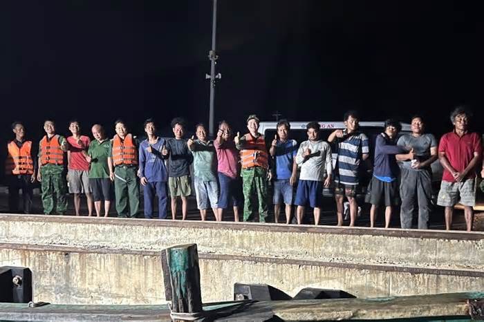 Tiếp nhận 12 thuyền viên nước ngoài gặp nạn trên biển