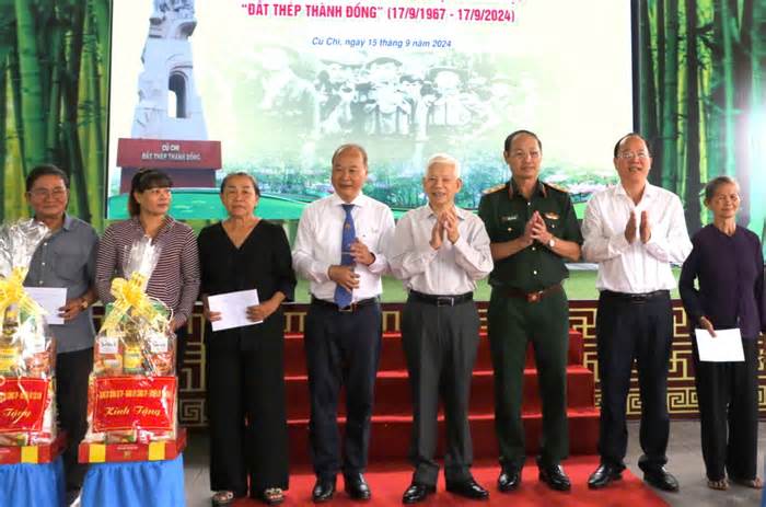 Nguyên Chủ tịch nước Nguyễn Minh Triết họp mặt truyền thống 57 năm danh hiệu 'Đất thép thành đồng'