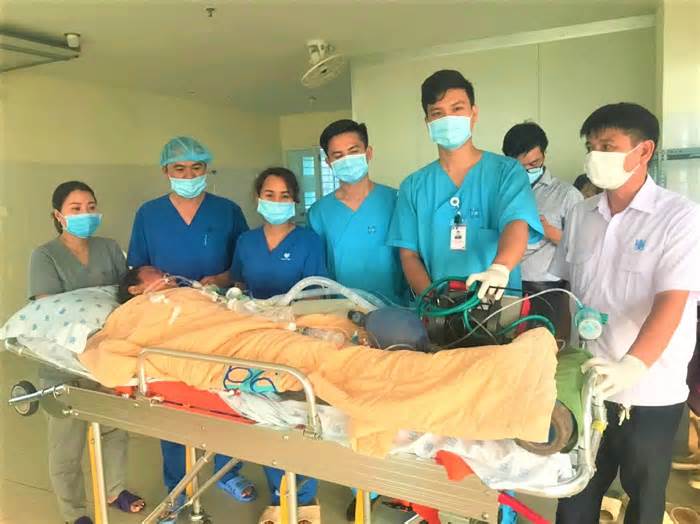 Vụ người dân xúm lại giải cứu người phụ nữ bị cây đè: Điều xe cứu thương đón bệnh nhân xuống TPHCM