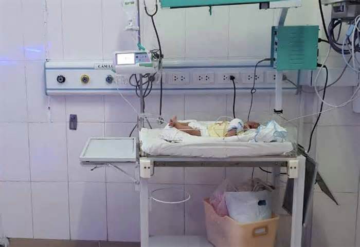 Người bịt kín mặt bỏ bé sơ sinh tại bệnh viện rồi rời đi