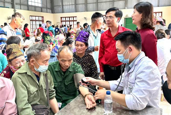 Đoàn viên Công đoàn ngành Y tế Sơn La khám bệnh miễn phí cho người dân
