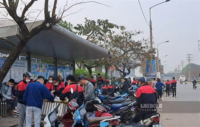 Bắc Giang: Quán hàng rong bủa vây khu công nghiệp