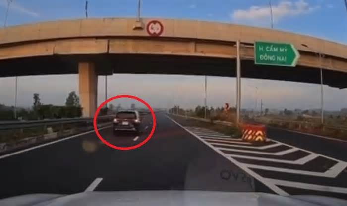 Cảnh sát làm việc với nữ tài xế lùi xe trên cao tốc