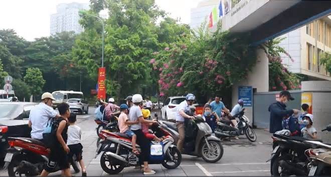 Hơn 150 cổng trường học Hà Nội mất an toàn giao thông