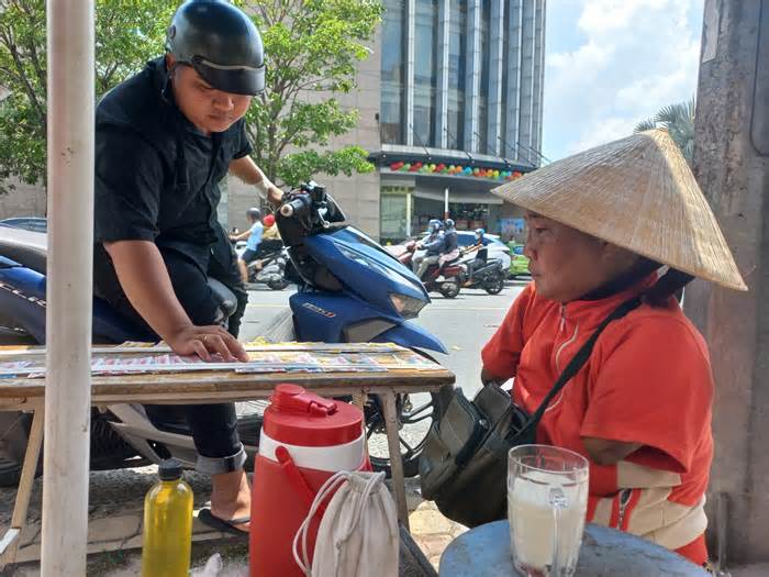 Người khuyết tật bán vé số ở Đồng Nai bị lừa tráo 840 tờ vé số cũ