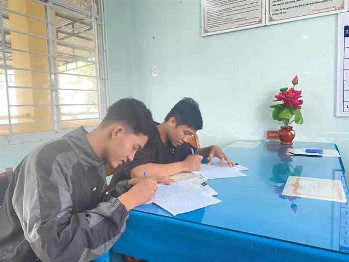 Nhiều thanh niên Quảng Ngãi viết đơn tình nguyện nhập ngũ