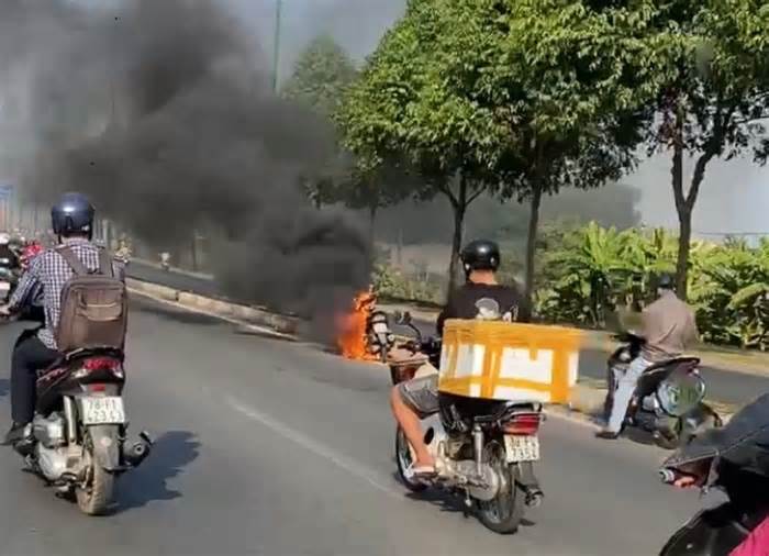 Xe máy bốc cháy ngùn ngụt trên đại lộ Phạm Văn Đồng
