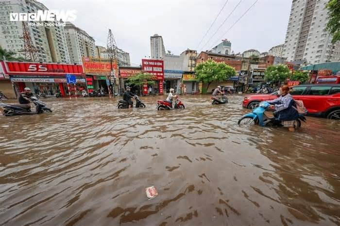 Đường phố Hà Nội ngập trong biển nước, dịch vụ cứu hộ xe 'cháy hàng'