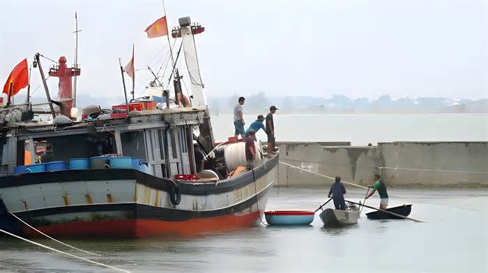 Thừa Thiên-Huế xuất hiện mưa lớn, còn 20 tàu thuyền hoạt động trên biển