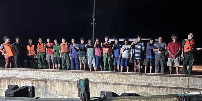 Ngư dân Việt Nam cứu 12 thuyền viên nước ngoài, ba người còn mất tích