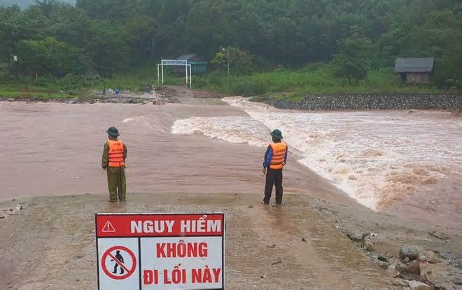 Nhiều địa bàn bị chia cắt, sạt lở do mưa lớn tại Quảng Bình