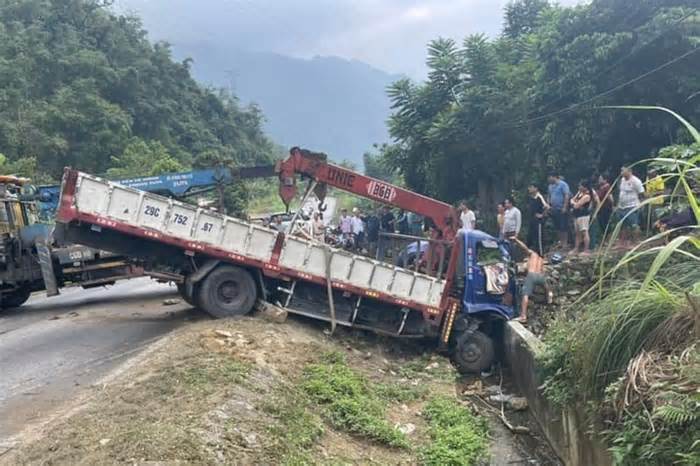 Ô tô 16 chỗ lấn làn vượt ẩu khiến xe tải lao xuống vệ đường, tài xế thương nặng