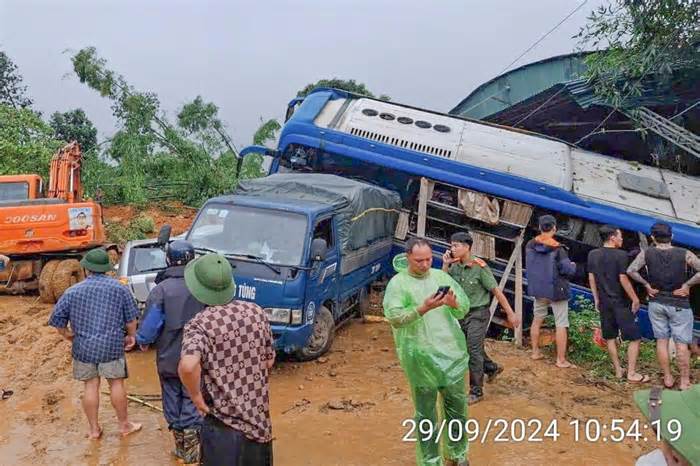 Sạt lở, lũ quét vùi lấp nhiều nhà và xe ở Hà Giang, một người chết