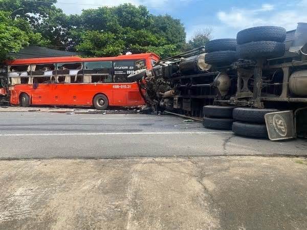 Đồng Nai: Va chạm với xe khách, xe tải chở rau lật ngang gây ùn tắc