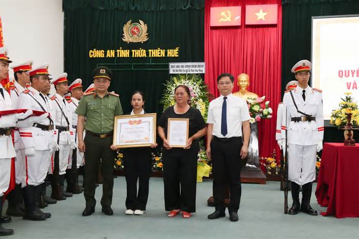 Trao bằng Tổ quốc ghi công đối với liệt sĩ Trung tá công an hy sinh khi làm nhiệm vụ tại Huế