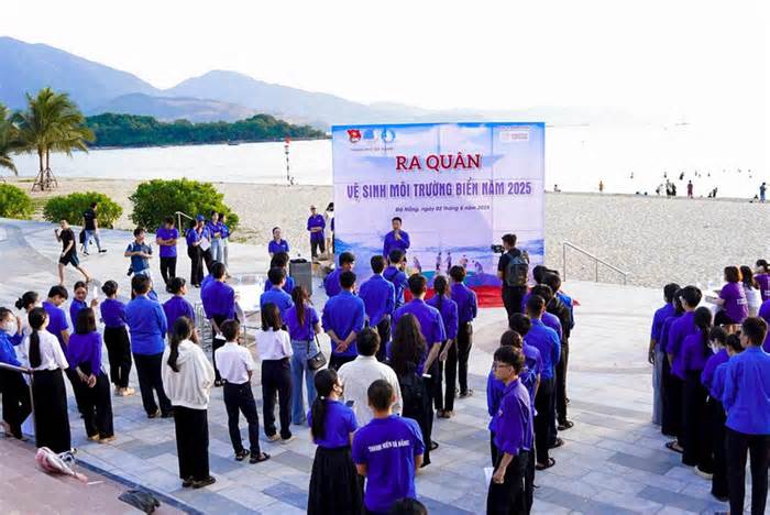Bạn trẻ Đà Nẵng ra quân vệ sinh môi trường biển