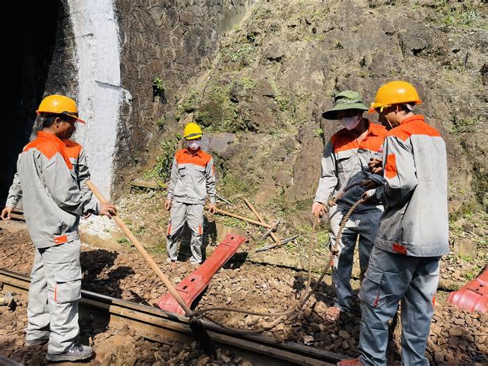 Khởi công sửa chữa đường trong hầm trên tuyến đường sắt Bắc Nam
