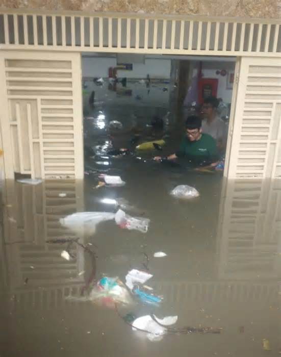 Hà Nội: Ngập nhà cho thuê, hơn 60 xe máy chìm trong nước