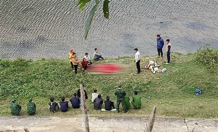 Hai thanh niên bơi qua sông Hồng mất tích, tìm thấy một thi thể