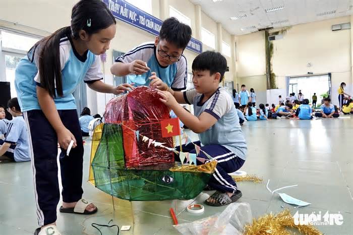 Học sinh Cần Giờ làm lồng đèn mừng Lễ hội Nghinh Ông