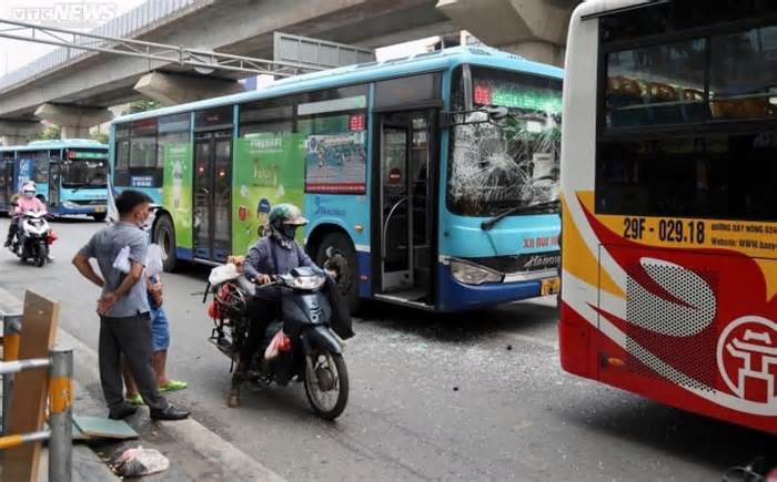 Hà Nội: Vào bến đón khách, 3 xe buýt đâm liên hoàn