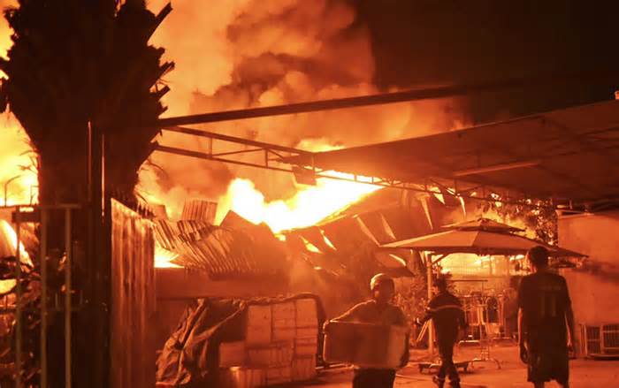 Cháy lớn kho đồ gia dụng ở Đồng Nai