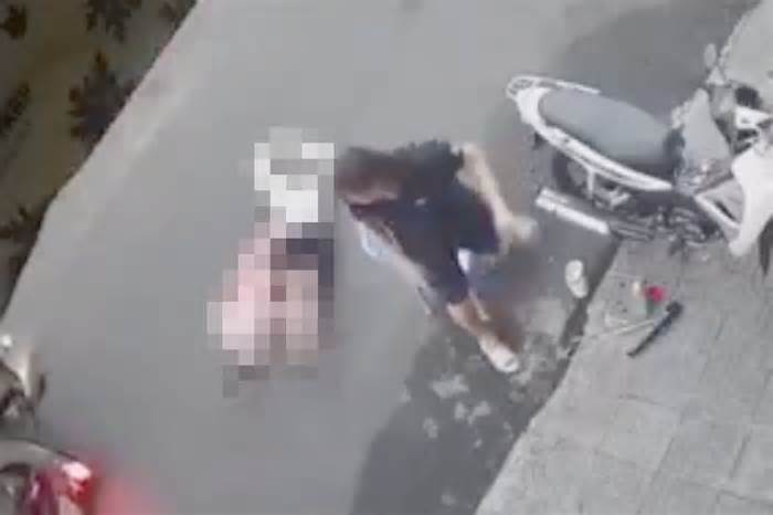 Cô gái bị giật túi xách ngã bất động trên đường ở TPHCM