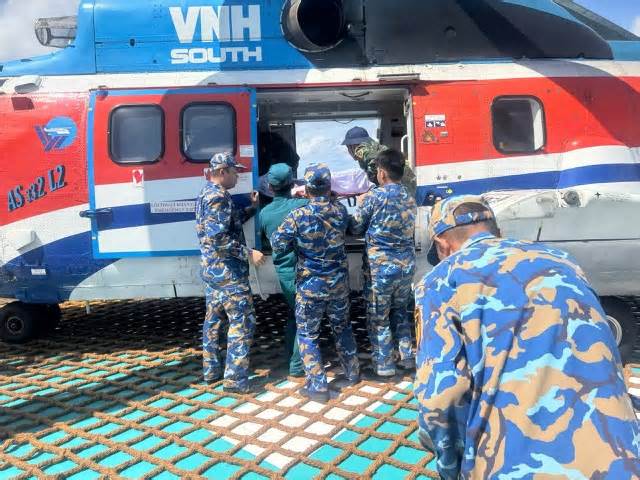 Đưa bệnh nhân nguy kịch từ Nhà giàn DK1 về đất liền cấp cứu