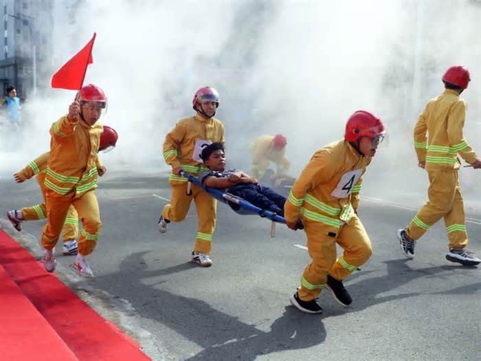 Hàng trăm sinh viên tại TP.HCM tranh tài kỹ năng phòng cháy chữa cháy