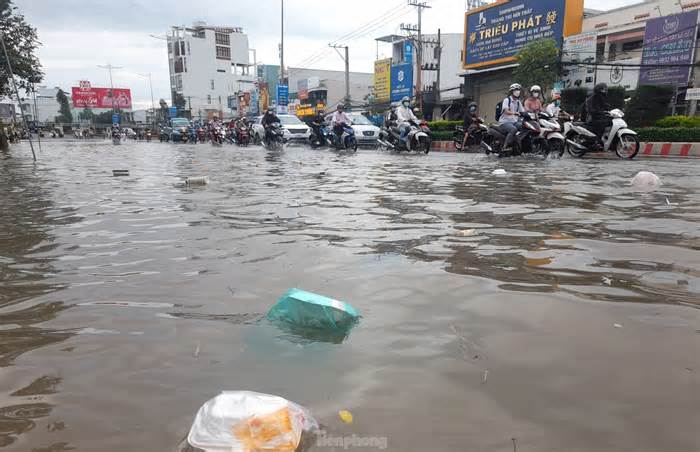 Cần Thơ ứng phó triều cường: Xử nghiêm hành vi vứt rác làm tắc nghẽn dòng chảy