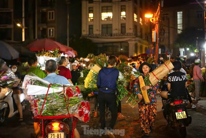 Chợ hoa Quảng Bá tấp nập cận ngày Rằm tháng 7