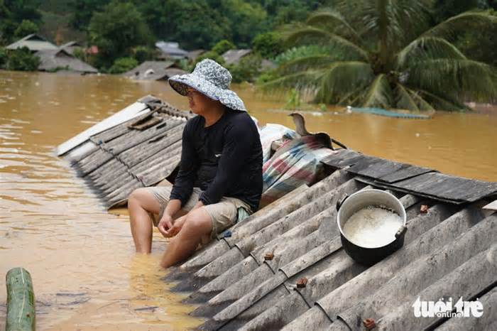 15 phút nước lũ đã dâng tới cổ, người dân dỡ nóc nhà kêu cứu