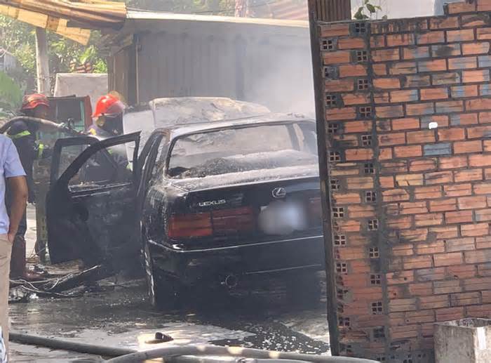 Xe đang đậu bất ngờ bốc cháy dữ dội ở quận Tân Phú